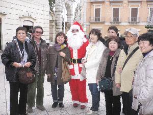 Babbo Natale in piazza Vittorio Veneto a Matera con turisti - Matera