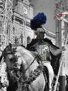 Un cavaliere si appresta all'adunata in piazza Vittorio Veneto