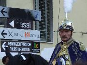 Matera 2 Luglio 2010. Rione Piccianello, mentre il Generale della cavalcata sfilava, passava d'avanti alle indicazioni. Foto Pino Losignore