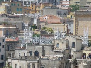 foto della mattina del 2 luglio. Vista dalla cattedrale che individua l'illuminazione presente in piazza Vittorio Veneto