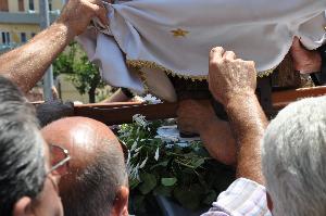 Sono molti i devoti che a Piccianello si danno da fare per scendere la Madonna. Foto scattata il 2 luglio 2010
