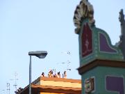 Matera Rione Piccianello 2 Luglio.Gente su terrazzo che guarda il carro dall'alto. Foto Pino Losignore