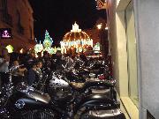 ORE 22:15 DEL 2 LUGLIO 2010....un'esposizione casuale di moto custom invita i viandanti di via san biagio verso p.zza vittorio veneto.