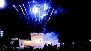 La festa si conclude con gli spettacolari fuochi pirotecnici nel parco del Castello