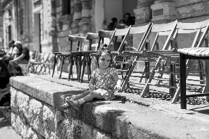 Una bambina con un'espressione irresistibile