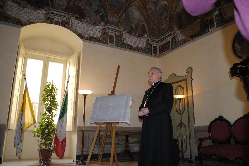 Mons. Salvatore Ligorio presenta il bozzetto del carro della Bruna 2011 (foto SassiLand)