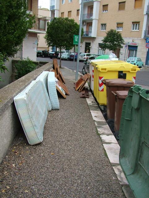 spazzatura in via Passarelli (foto Martemix)