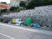 Via Passarelli: una vera discarica (foto Martemix)