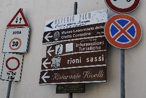 Cartelli stradali per i Sassi di Matera (foto Gianni Cellura) - Matera