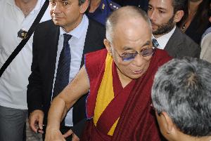 Il Dalai Lama dopo la conferenza stampa, in uscita da Palazzo Viceconte