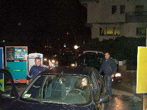 La lunga fila ad un distributore di Via delle Nazioni unite (foto Martemix)