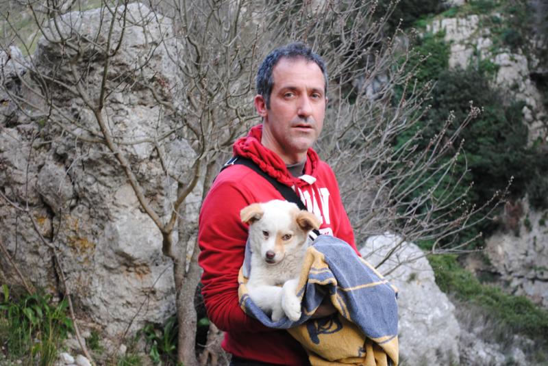 Vincenzo Scarano con il cane dopo il salvataggio - 10 marzo 2013 (foto SassiLand)