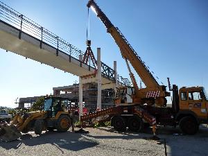 Lavori di consolidamento di un palo a sostegno del ponte pedonale in via Nino Rota