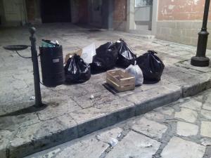 Rifiuti nel centro storico di Matera (foto SassiLand) - Matera