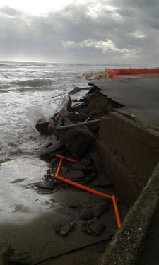 Scanzano, il muro distrutto dalle   mareggiate (foto Mary Padula)